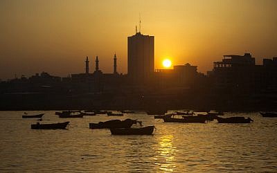 Gazma fishing boats at work off the coast of the Gaza Strip on April 3, 2016. (AFP/Mahmud Hams)