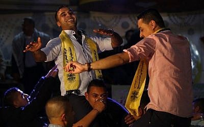 Palestinian men dance during a wedding party in Gaza City on April 4, 2016. (AFP PHOTO / MOHAMMED ABED)