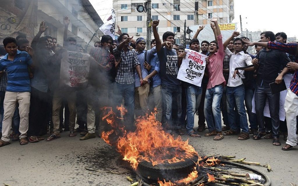 Bangladeshi students block the road and stage a protest following the murder of a law student, hacked to death by four assailants the night before, in Dhaka on April 7, 2016. (AFP PHOTO / Munir UZ ZAMAN)