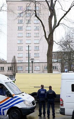 BELGIUM-FRANCE-ATTACKS-SUSPECT A photo taken April 8, 2016 shows policemen at the Square Albert I in Brussels during search after Paris attacks suspect Mohamed Abrini and several other suspects linked to both the Paris and Brussels attacks was arrested. / AFP PHOTO / Belga / NICOLAS MAETERLINCK / Belgium OUT