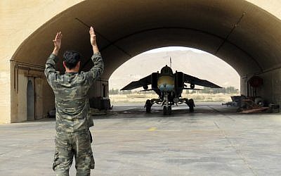 A Syrian army jet is guided out of the hangar at Dmeir military airport, 50 km north-east of Damascus, on April 8, 2016. (AFP PHOTO/STRINGER)