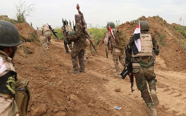 Iraqi Shiite fighters from the Furqat al-Abbas brigades take position during an operation to retake the town of al-Bashir, near Kirkuk, from the Islamic State group on April 10, 2016. (AFP PHOTO / Mohammed SAWAF)