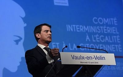 French Prime minister Manuel Valls gives a speech during the 3rd Interministerial committee in the Equality and in the Citizenship on April 13, 2016 in Vaulx-en-Velin near Lyon, southeastern France. (AFP PHOTO / PHILIPPE DESMAZES)