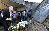 Former Croatian President Ivo Josipovic lays a wreath of flowers at a memorial in Jasenovac, Croatia, on April 15, 2016. (AFP photo/Stringer)