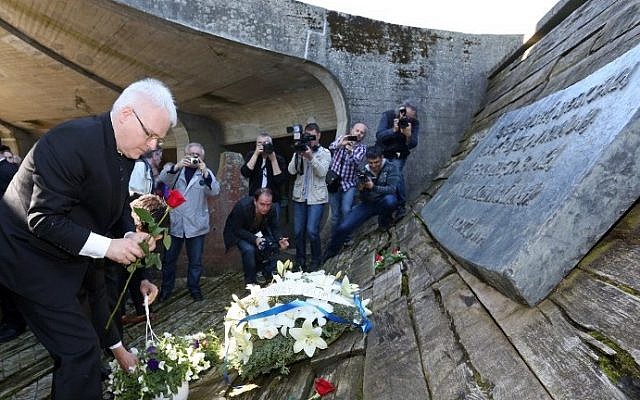 Former Croatian President Ivo Josipovic lays a wreath of flowers at a memorial in Jasenovac, Croatia, on April 15, 2016. (AFP photo/Stringer) Former Croatian President Ivo Josipovic lays a wreath of flowers at a memorial in Jasenovac, Croatia, on April 15, 2016. (AFP photo/Stringer)