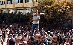 Egyptian protesters shout slogans during a demonstration against a controversial deal to hand two islands in the Red Sea to Saudi Arabia, April 15, 2016. (AFP Photo/Mohamed El-Shahed)