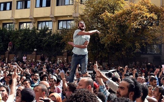 Egyptian protesters shout slogans during a demonstration against a controversial deal to hand two islands in the Red Sea to Saudi Arabia, April 15, 2016. (AFP Photo/Mohamed El-Shahed) Egyptian protesters shout slogans during a demonstration against a controversial deal to hand two islands in the Red Sea to Saudi Arabia, April 15, 2016. (AFP Photo/Mohamed El-Shahed)