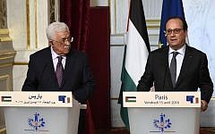 Palestinian Authority President Mahmoud Abbas (left) and French President Francois Hollande (right), hold a press conference after their meeting at the Elysee Palace in Paris, on April 15, 2016. (AFP/Dominique Faget)