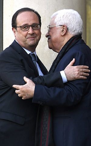 French President Francois Hollande (L) embraces Palestinian Authority President Mahmud Abbas (R) after their meeting at the Elysee Palace in Paris on April 15, 2016. (AFP PHOTO/DOMINIQUE FAGET)