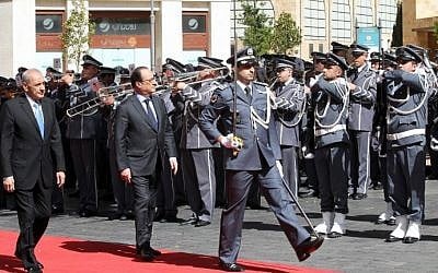 French President Francois Hollande (C) reviews the guard of honor with Lebanese Parliament Speaker Nabih Berri (L) upon his arrival to the Lebanese Parliament in downtown Beirut on April 16, 2016. (AFP PHOTO / ANWAR AMRO)