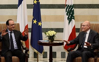 Lebanese PM Tamam Salam (R) meets with French President Francois Hollande at the government palace in downtown Beirut on April 16, 2016. (AFP PHOTO / STEPHANE DE SAKUTIN)