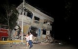 Residents walk on a street amid destroyed buildings following an earthquake, April 16, 2016 in Guayaquil, Ecuador. (AFP PHOTO / ARIEL OCHOA)