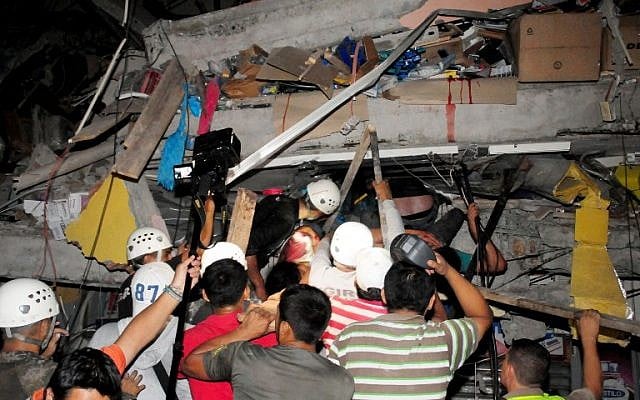 Rescue workers work to pull out survivors trapped in a collapsed building after a huge earthquake struck, in the city of Manta, Ecuador, early on April 17, 2016.
(AFP/API/Ariel Ochoa) Rescue workers work to pull out survivors trapped in a collapsed building after a huge earthquake struck, in the city of Manta, Ecuador, early on April 17, 2016.
(AFP/API/Ariel Ochoa)