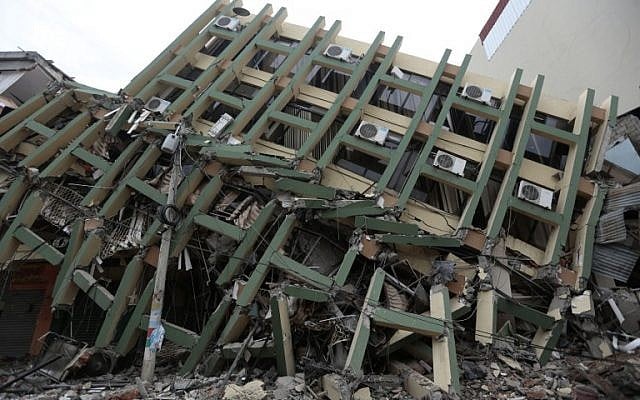 View of a fallen building after a 7.8-magnitude quake in Portoviejo, Ecuador on April 17, 2016. (AFP PHOTO / JUAN CEVALLOS)