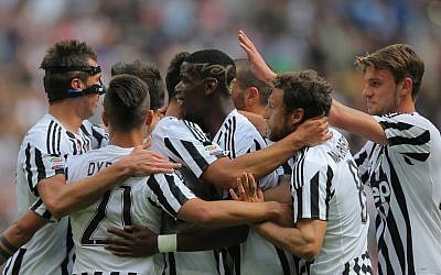 The Italian Juventus soccer team celebrates after scoring after scoring during the Italian Serie A football match Juventus vs Palermo at the Juventus stadium in Turin, April 17, 2016 . (AFP/MARCO BERTORELLO)