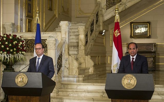 Egyptian President Abdel Fattah el-Sissi (R) and his French counterpart Francois Hollande hold a press conference at the al-Qubaa palace in Cairo on April 17, 2016.(AFP PHOTO / KHALED DESOUKI) Egyptian President Abdel Fattah el-Sissi (R) and his French counterpart Francois Hollande hold a press conference at the al-Qubaa palace in Cairo on April 17, 2016.(AFP PHOTO / KHALED DESOUKI)