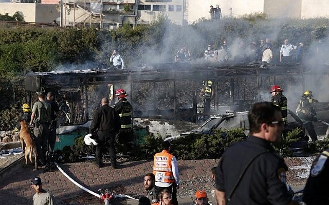 Israeli security forces and emergency services gather around a burnt-out bus following an explosion in Jerusalem on April 18, 2016. (AFP PHOTO / THOMAS COEX) Israeli security forces and emergency services gather around a burnt-out bus following an explosion in Jerusalem on April 18, 2016. (AFP PHOTO / THOMAS COEX)