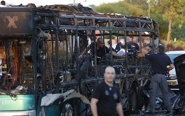 Israeli police check a burnt-out bus following an explosion in Jerusalem on April 18, 2016. (AFP PHOTO / AHMAD GHARABLI) Israeli police check a burnt-out bus following an explosion in Jerusalem on April 18, 2016. (AFP PHOTO / AHMAD GHARABLI)