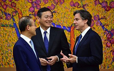 South Korean Vice Foreign Minister Lim Sung-Nam chats with US Deputy Secretary of State Tony Blinken and Japanese Vice Foreign Minister Akitaka Saiki before a meeting with South Korean Foreign Minister Yun Byung-Se in Seoul, April 19, 2016. (AFP Photo/Jung Yeon-Je)
