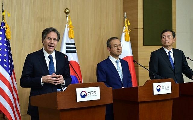 US Deputy Secretary of State Tony Blinken speaks as South Korean Vice Foreign Minister Lim Sung-Nam and Japanese Vice Foreign Minister Akitaka Saiki listen during their joint press conference at the Foreign Ministry in Seoul, April 19, 2016. (AFP Photo/Jung Yeon-Je) US Deputy Secretary of State Tony Blinken speaks as South Korean Vice Foreign Minister Lim Sung-Nam and Japanese Vice Foreign Minister Akitaka Saiki listen during their joint press conference at the Foreign Ministry in Seoul, April 19, 2016. (AFP Photo/Jung Yeon-Je)