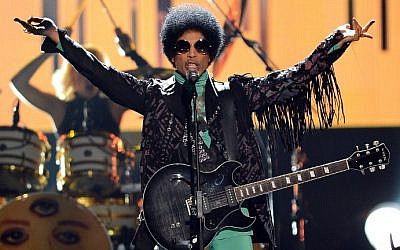 This file photo taken on May 18, 2013 shows musician Prince performing onstage during the 2013 Billboard Music Awards at the MGM Grand Garden Arena on May 19, 2013 in Las Vegas, Nevada. (AFP PHOTO / GETTY IMAGES NORTH AMERICA / Ethan Miller)