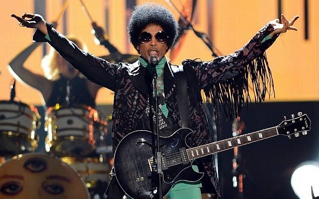 This file photo taken on May 18, 2013 shows musician Prince performing onstage during the 2013 Billboard Music Awards at the MGM Grand Garden Arena on May 19, 2013 in Las Vegas, Nevada. (AFP PHOTO / GETTY IMAGES NORTH AMERICA / Ethan Miller) This file photo taken on May 18, 2013 shows musician Prince performing onstage during the 2013 Billboard Music Awards at the MGM Grand Garden Arena on May 19, 2013 in Las Vegas, Nevada. (AFP PHOTO / GETTY IMAGES NORTH AMERICA / Ethan Miller)