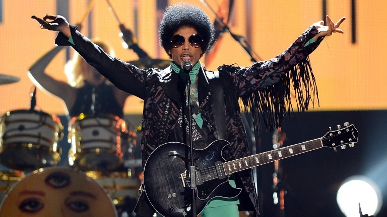 This file photo taken on May 18, 2013 shows musician Prince performing onstage during the 2013 Billboard Music Awards at the MGM Grand Garden Arena on May 19, 2013 in Las Vegas, Nevada. (AFP PHOTO / GETTY IMAGES NORTH AMERICA / Ethan Miller) This file photo taken on May 18, 2013 shows musician Prince performing onstage during the 2013 Billboard Music Awards at the MGM Grand Garden Arena on May 19, 2013 in Las Vegas, Nevada. (AFP PHOTO / GETTY IMAGES NORTH AMERICA / Ethan Miller)