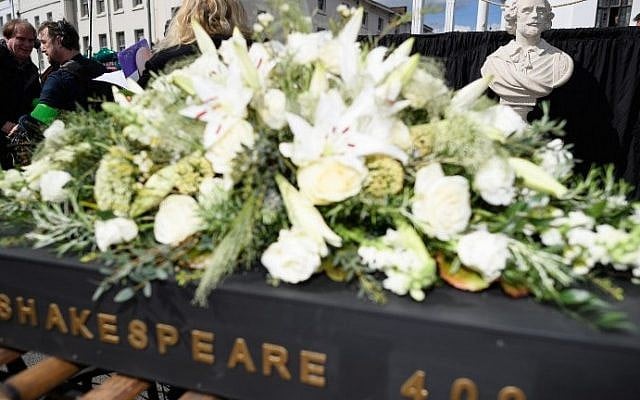 A picture shows a floral tribute on a traditional "bier" in front of a bust of author William Shakespeare during a parade marking 400 years since Shakespeare's death, in Stratford-upon-Avon in central England on April 23, 2016. (AFP/ LEON NEAL) A picture shows a floral tribute on a traditional "bier" in front of a bust of author William Shakespeare during a parade marking 400 years since Shakespeare's death, in Stratford-upon-Avon in central England on April 23, 2016. (AFP/ LEON NEAL)