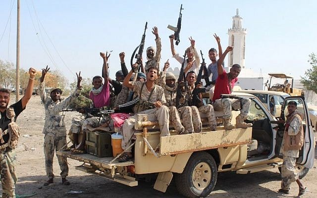 Forces loyal to the Saudi-backed Yemeni president flash their arms at a road on the entrance to Abyan province as they take part in an operation to drive Al-Qaeda fighters out of the southern provincial capital, on April 23, 2016 (AFP PHOTO / SALEH AL-OBEIDI)