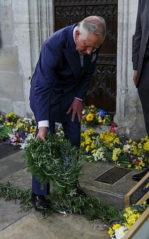 Britain's Prince Charles lays a wreath on the grave of William Shakespeare in Holy Trinity Church in Stratford-upon-Avon, England, on April 23, 2016 in a visit to mark the 400th anniversary of the bard's death (AFP PHOTO / POOL / Tristan Fewings)