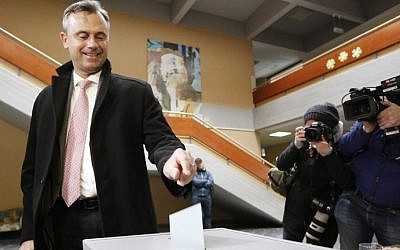 The candidate of the far-right Freedom Party, Norbert Hofer, casts his ballot in the first round of the Austrian presidential elections, in Pinkafeld, April 24, 2016. (AFP/Dieter Nagl)