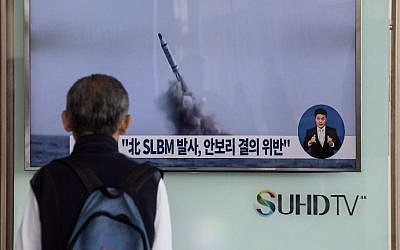 A man watches a television news channel in Seoul showing footage of a North Korean missile launch on April 24, 2016. (AFP PHOTO / STF)