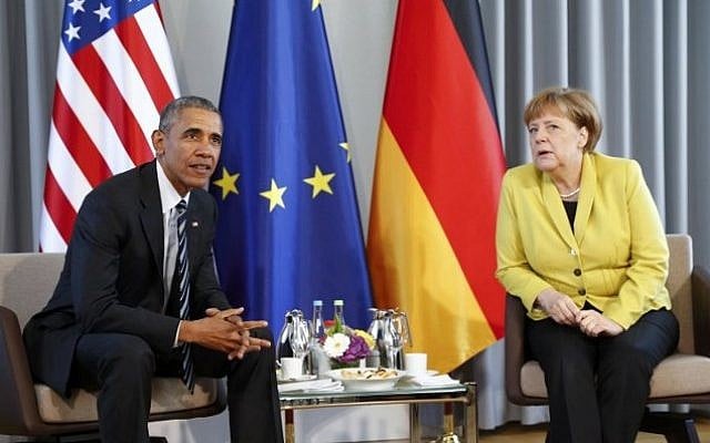 US President Barack Obama and German Chancellor Angela Merkel pose before the start of their bilateral talks at the Herrenhausen Palace in Hanover, on April 24, 2016. (AFP PHOTO / POOL / KAI PFAFFENBACH)