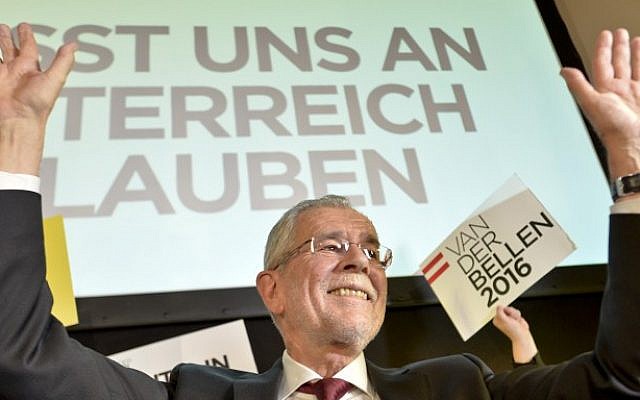 Austrian presidential candidate Alexander Van der Bellen, backed by the Greens, celebrates at an election party after preliminary results were published of the Austrian presidential elections in Vienna, April 24, 2016. (AFP Photo/APA/Herbert Neubauer)