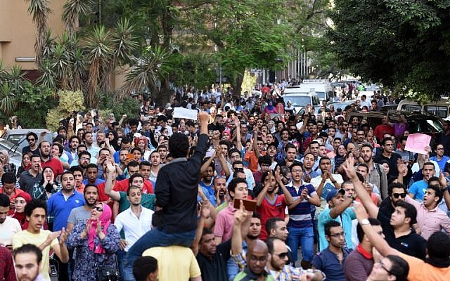 Egyptian protesters chant slogans during a Cairo demonstration against the handing over of two Red Sea islands to Saudi Arabia, April 25, 2016. (AFP Photo/Mohamed el-Shahed) 
