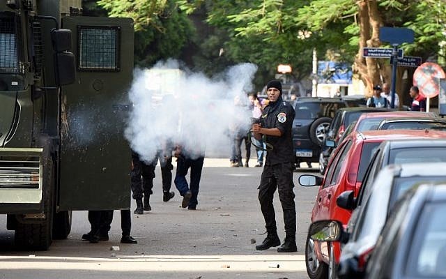 Egyptian protesters run for cover from tear gas fired by riot police during a Cairo demonstration against the handing over of two Red Sea islands to Saudi Arabia, April 25, 2016. (AFP Photo/Mohamed el-Shahed) 