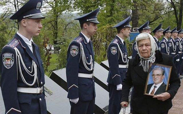A elderly woman carries a portrait of her relative, a victim of the Chernobyl nuclear disaster, at the Chernobyl victims' memorial in the Ukrainian capital of Kiev on April 26, 2016. ( AFP PHOTO / Anatolii Stepanov) A elderly woman carries a portrait of her relative, a victim of the Chernobyl nuclear disaster, at the Chernobyl victims' memorial in the Ukrainian capital of Kiev on April 26, 2016. ( AFP PHOTO / Anatolii Stepanov)