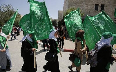Palestinian students supporting the Hamas movement take part in a rally during an election campaign for the student council at the Birzeit University, near the West Bank city of Ramallah on April 26, 2016 / AFP PHOTO / ABBAS MOMANI