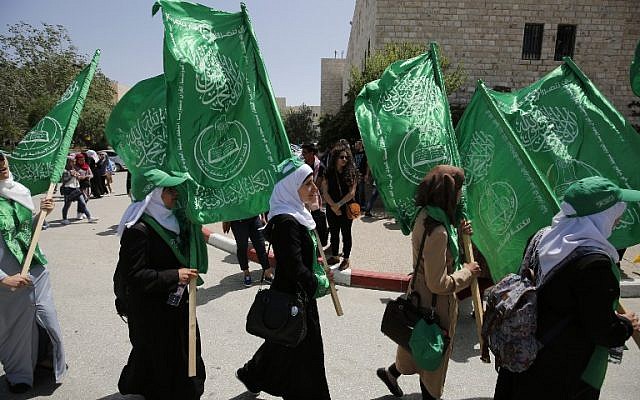 Palestinian students supporting the Hamas movement take part in a rally during an election campaign for the student council at the Birzeit University, near the West Bank city of Ramallah on April 26, 2016 / AFP PHOTO / ABBAS MOMANI Palestinian students supporting the Hamas movement take part in a rally during an election campaign for the student council at the Birzeit University, near the West Bank city of Ramallah on April 26, 2016 / AFP PHOTO / ABBAS MOMANI