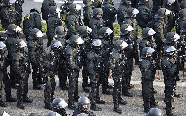 Policemen stand near the venue of a party congress of the German right-wing party AfD (Alternative fuer Deutschland) at the Stuttgart Congress Centre ICS on April 30, 2016 in Stuttgart, southern Germany. (AFP/Philipp Guelland)