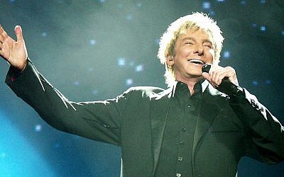 Barry Manilow performing in 2008 (CC BY 3.0)
