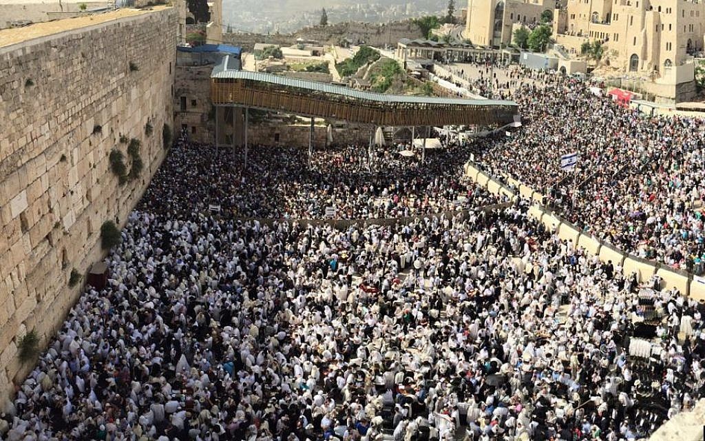 Tens of thousands of Jews at the Western Wall for the priestly blessing ceremony on April 25, 2016. (Police Spokesperson)