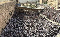 Tens of thousands of Jews at the Western Wall for the priestly blessing ceremony on April 25, 2016. (Police Spokesperson)