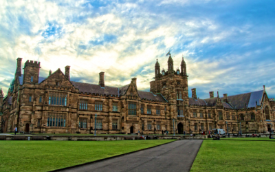 Picture shows the main quadrangle of the University of Sydney (CC BY-SA, Jason Tong, Wikipedia)