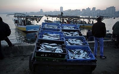Palestinian fishermen prepare fish for sale after a night long fishing trip, in Gaza seaport , Monday, April 4, 2016. (AP/ Khalil Hamra)