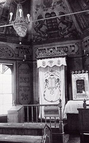 The only known photo from 1910, the mural is shown as it originally sat above the Ark of the Covenant at the Chai Adam synagogue in Burlington, Vermont (courtesy)