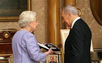 The-then president Shimon Peres receives the honorary order of St Michael and St George from Her Majesty Queen Elizabeth II, in Buckingham Palace, London, UK, November 20, 2008. (Buckingham Palace Official Photographers/Flash 90)