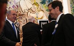 Prime Minister Benjamin Netanyahu shakes hands with leader of the opposition Isaac Herzog during the opening session of the 20th Israeli parliament on March 31, 2015. (Nati Shohat/Flash90)