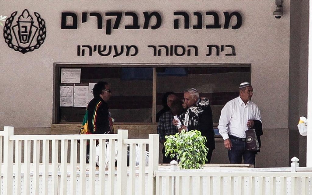 Former Israeli President Moshe Katsav, who is serving a seven-year sentence for rape, seen with his wife Gila, as he exits the prison for a leave over the Jewish holiday of Passover. April 03, 2015. (Flash90)