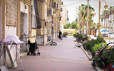 A street in Yeruham, southern Israel, on June 20, 2015 (Garrett Mills/Flash90)